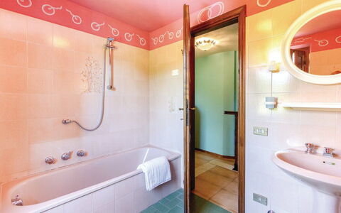 Casa Iris - Versilia, Holiday Home with Pool: Soffione Doccia, Vasca Da Bagno, Proprietà, Fotografia, Idraulico Fixture, Bianca, Doccia, Bagno, Rubinetto, Lavello