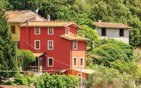 Casa Iris - Versilia, Holiday Home with Pool: Pianta, Finestra, Proprietà, Costruzione, Albero, Casa, Legna, Vegetazione, Biome, Quartiere
