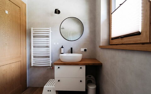 Domek Pod Szarowym Lasem: Specchio, Proprietà, Idraulico Fixture, Rubinetto, Lavandino Del Bagno, Legna, Interior Design, Bagno, Gabinetto, Costruzione