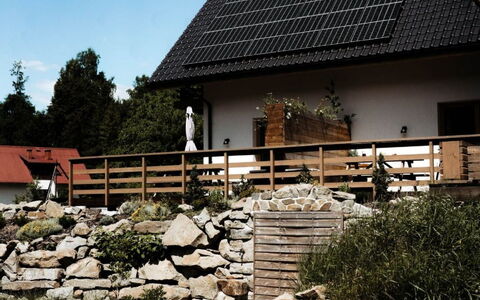 Domek Pod Szarowym Lasem: Cielo, Pianta, Costruzione, Nube, Proprietà, Finestra, Casa, Paesaggio Naturale, Albero, Legna