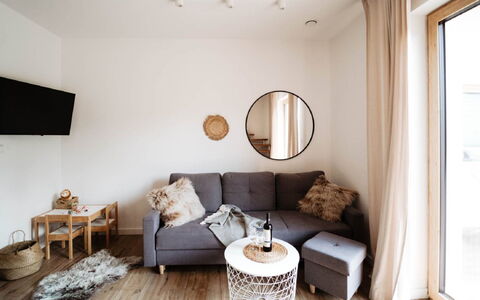 Domek Pod Szarowym Lasem: Specchio, Proprietà, Mobilia, Divano, Comfort, Cornice, Legna, Interior Design, Soggiorno, Tavolo