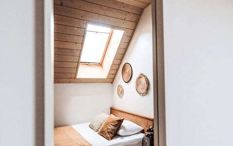 Domek Pod Szarowym Lasem: Interior Design, Camera Da Letto, Legna, Pavimento, Pavimentazione, Letto, Lenzuolo, Bedding, Soffitto, Illuminazione