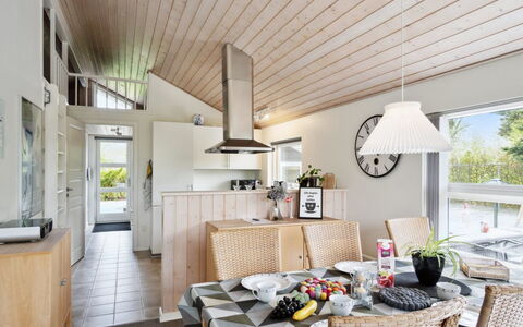 Bajram: Mobilia, Interior Design, Pavimentazione, Soffitto, Legna, Lampada, Pavimento, Sedia, Cucina, Illuminazione