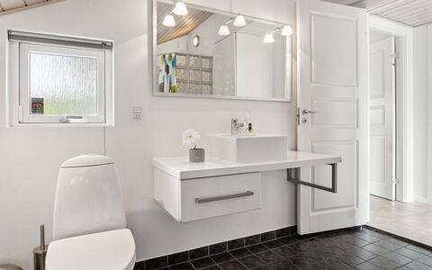 Bajram: Idraulico Fixture, Bagno, Lavello, Lavandino Del Bagno, Interior Design, Pavimentazione, Pavimento, Mobiletto Del Bagno, Rubinetto, Specchio