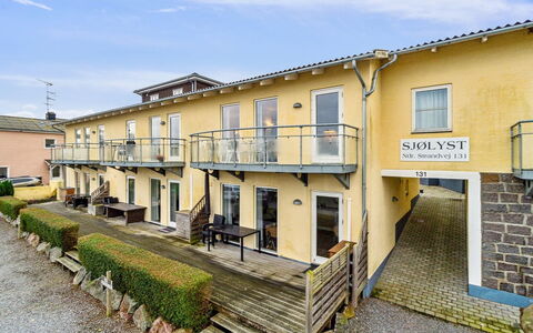 Henna - 50M from the Sea: Legna, Tetto, Architettura, Casa, Casa, Villetta, Raccordo, Latifoglie, Pendenza, Estate