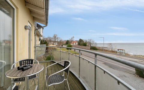Henna - 50M from the Sea: Legna, Tetto, Architettura, Casa, Casa, Villetta, Raccordo, Latifoglie, Pendenza, Estate