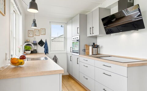 Sebiorn - 5M from the Sea: Cucina, Controsoffitto, Cabinetry, Elettrodomestico Da Cucina, Mobilia, Pavimentazione, Interior Design, Legna, Apparecchio Major, Pavimento