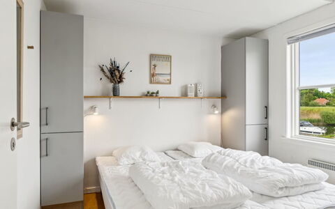 Sebiorn - 5M from the Sea: Letto, Camera Da Letto, Parete, Interior Design, Mobilia, Bedding, Lenzuolo, Legna, Soffitto, Pavimento