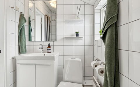 Sebiorn - 5M from the Sea: Interior Design, Pavimentazione, Idraulico Fixture, Lavello, Pavimento, Bagno, Mobiletto Del Bagno, Rubinetto, Lavandino Del Bagno, Gabinetto