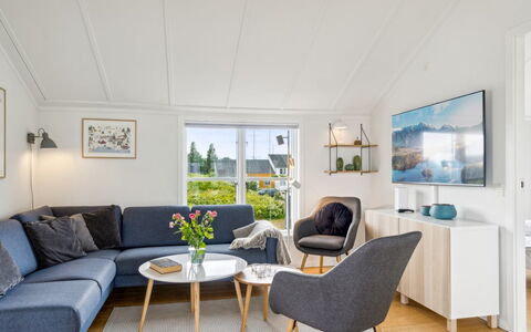 Sebiorn - 5M from the Sea: Legna, Casa, Mobilia, Pavimentazione, Soggiorno, Interior Design, Divano, Pavimento, Soffitto