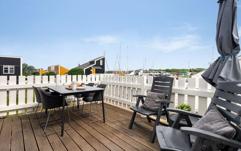 Sebiorn - 5M from the Sea: Legna, Casa, Portico, Deck, Latifoglie, Tetto, Color Legno, Pavimento In Legno, Eco Hotel