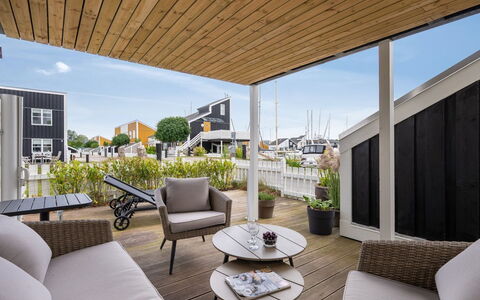 Sebiorn - 5M from the Sea: Legna, Casa, Portico, Deck, Latifoglie, Tetto, Color Legno, Pavimento In Legno, Eco Hotel