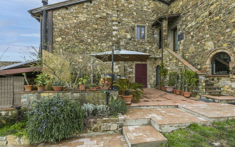 Agriturismo le Rondini: Pianta, Proprietà, Finestra, Cielo, Costruzione, Lotto, Vegetazione, Manto Stradale, Nube, Erba