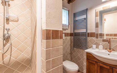 Dimora del Re: Marrone, Idraulico Fixture, Proprietà, Specchio, Lavello, Bagno, Rubinetto, Interior Design, Architettura
