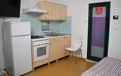 Centro Turistico San Nicola 600.1: Cabinetry, Costruzione, Interior Design, Architettura, Cucina Stufa, Cucina, Elettrodomestico, Porta, Pavimento, Pavimentazione