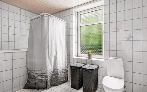 Amma - 21Km from the Sea: Pavimentazione, Pavimento, Materiale Composito, Idraulico Fixture, Bagno, Idraulico, Piastrella, Gabinetto, Lavello, Tenda