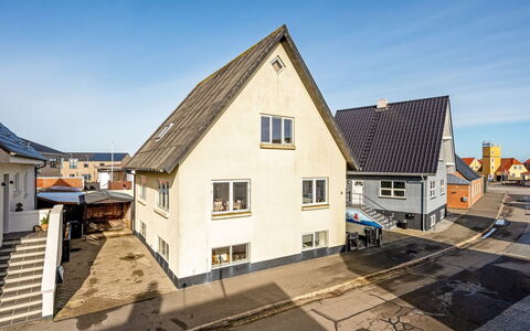 Ullakarin - 200M from the Sea: Costruzione, Finestra, Casa, Manto Stradale, Tetto, Zona Residenziale, Casa, Architettura, Quartiere, Cittadina