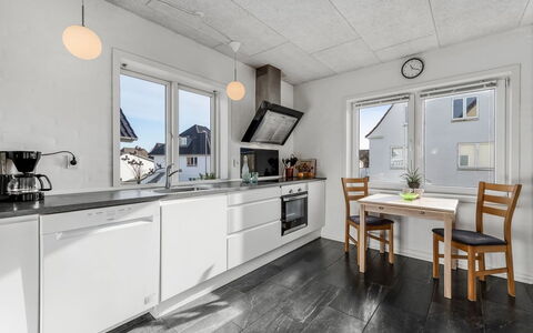 Ullakarin - 200M from the Sea: Legna, Pavimentazione, Soffitto, Cucina, Pavimento, Controsoffitto, Casa, Appartamento, Lampada, Elettrodomestico Da Cucina
