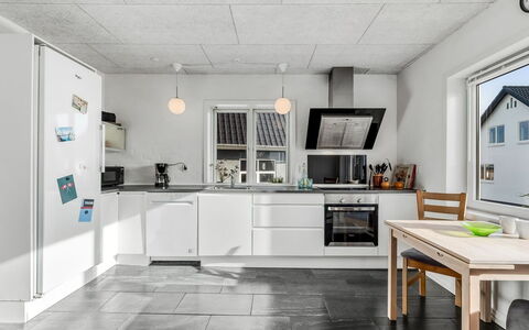 Ullakarin - 200M from the Sea: Cucina, Pavimentazione, Soffitto, Elettrodomestico Da Cucina, Apparecchio Major, Pavimento, Controsoffitto, Interior Design, Lampada, Elettrodomestico