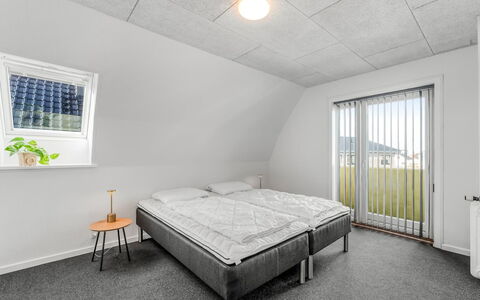 Ullakarin - 200M from the Sea: Soffitto, Pavimentazione, Pavimento, Camera Da Letto, Illuminazione Diurna, Bedding, Gesso, Lampada, Letto