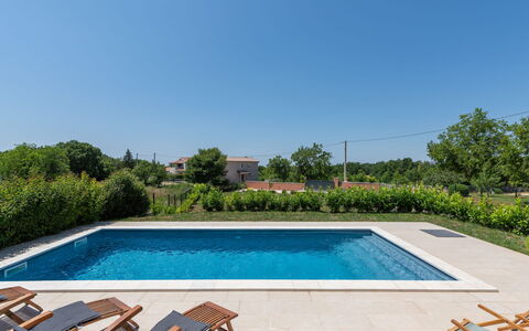 Villa Tola: Acqua, Pianta, Piscina, Cielo, Azzurro, Rettangolo, Shade, Albero, Erba, Tempo Libero
