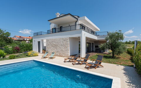 Villa Tola: Acqua, Cielo, Pianta, Proprietà, Costruzione, Piscina, Azzurro, Nube, Albero, Shade
