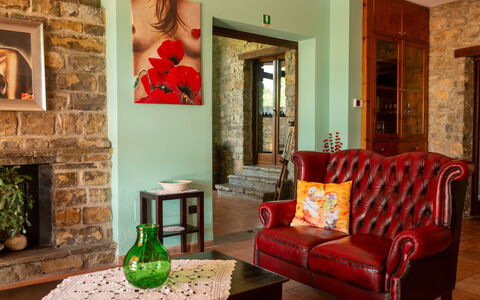 Villa Trivigno: Mobilia, Interior Design, Parete, Pavimentazione, Legna, Pavimento, Camera, Soggiorno, Divano, Soffitto