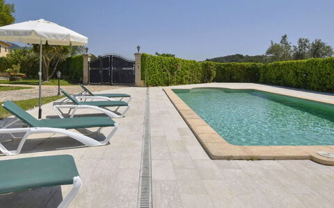 Tabou: Acqua, Cielo, Proprietà, Piscina, Azzurro, Nube, Località Balneare, Mobili Da Esterno, Pianta, Albero