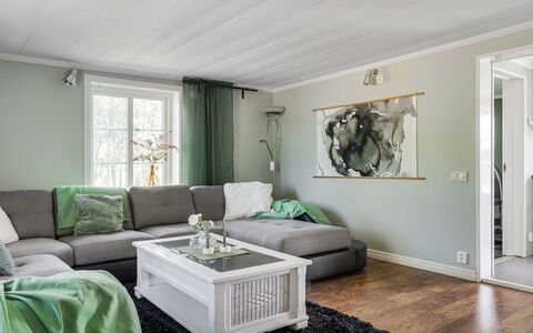 Flugebacken: Divano, Proprietà, Mobilia, Comfort, Pianta, Finestra, Interior Design, Legna, Soggiorno, Architettura