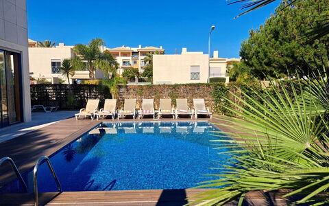 Corcovada Lote 28 Vip Properties: Costruzione, Cielo, Pianta, Tavolo, Finestra, Azzurro, Shade, Architettura, Legna, Sedia