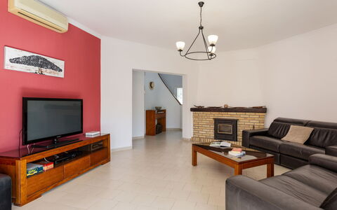 Paulo - Vip Properties: Mobilia, Proprietà, Divano, Tavolo, Televisione, Legna, Comfort, Interior Design, Soggiorno, Casa