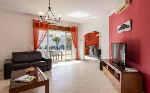 Paulo - Vip Properties: Mobilia, Tavolo, Costruzione, Divano, Legna, Illuminazione, Architettura, Pianta Della Casa, Arancia, Interior Design