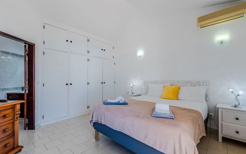 Paulo - Vip Properties: Pavimentazione, Interior Design, Pavimento, Soffitto, Mobilia, Camera, Camera Da Letto, Illuminazione, Appartamento, Letto
