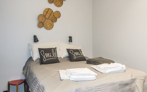 Cranberry C4: Letto, Bedding, Mobilia, Camera Da Letto, Interior Design, Lenzuolo, Parete, Biancheria, Legna, Camera