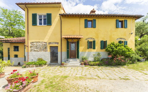 La Casa Di Elda, Holiday Home With Pool, Uzzano, T: Pianta, Nube, Costruzione, Finestra, Cielo, Porta, Albero, Casa, Lotto, Erba