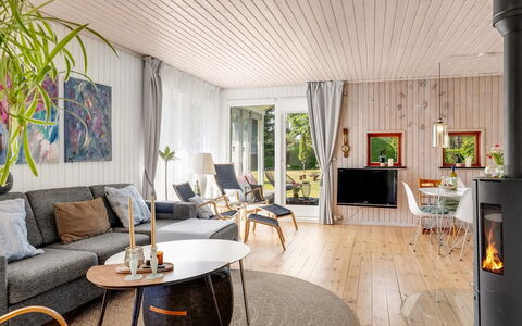 Soti - 350M from the Sea: Pavimentazione, Pavimento In Legno, Legna, Mobilia, Interior Design, Pavimento, Casa, Illuminazione, Pavimento Laminato, Soggiorno