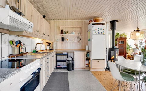 Soti - 350M from the Sea: Cucina, Mobilia, Interior Design, Legna, Pavimentazione, Elettrodomestico Da Cucina, Apparecchio Major, Soffitto, Controsoffitto, Lampada