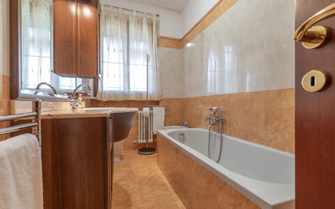 Casale Al Mare: Marrone, Vasca Da Bagno, Rubinetto, Proprietà, Idraulico Fixture, Legna, Costruzione, Interior Design, Bagno