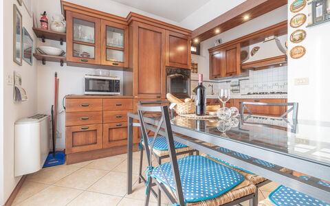 Casale Al Mare: Cabinetry, Mobilia, Proprietà, Costruzione, Controsoffitto, Legna, Mensola, Cucina, Scaffalature, Interior Design