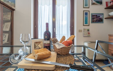 Casale Al Mare: Cibo, Tavola, Cornice, Tavolo, Mobilia, Azzurro, Legna, Bicchieri, Tessile, Interior Design