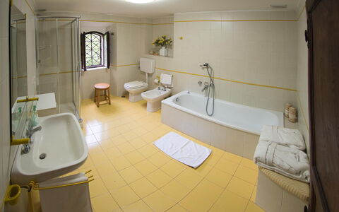 Palazzo Trasimeno: Vasca Da Bagno, Idraulico Fixture, Rubinetto, Lavello, Proprietà, Specchio, Costruzione, Bagno, Interior Design, Giallo