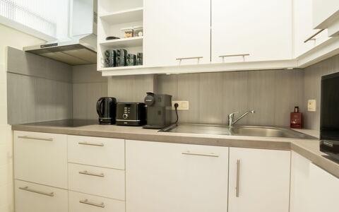 White Mountains Retreats with City View: Cabinetry, Lavandino Della Cucina, Proprietà, Controsoffitto, Lavello, Cucina, Elettrodomestico Da Cucina, Elettrodomestico, Cucina Stufa, Interior Design