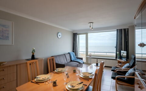 Seaview Getaway Belgium: Tavolo, Mobilia, Proprietà, Sedia, Legna, Illuminazione, Costruzione, Divano, Pavimento