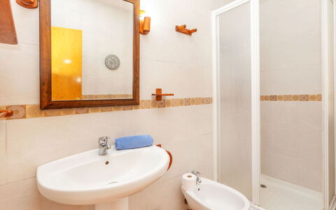 Dalia: Parete, Pavimentazione, Idraulico Fixture, Interior Design, Pavimento, Legna, Lavandino Del Bagno, Bagno, Lavello, Camera