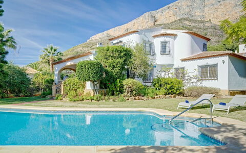 Villa del Tauro: Acqua, Cielo, Nube, Proprietà, Piscina, Costruzione, Pianta, Località Balneare, Albero, Mobili Da Esterno