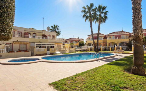 Lomas de Cabo Roig: Acqua, Cielo, Nube, Proprietà, Piscina, Costruzione, Pianta, Località Balneare, Albero, Mobili Da Esterno