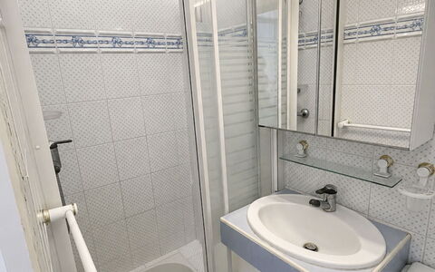 Deauville-Trouville 642: Idraulico Fixture, Bagno, Lavandino Del Bagno, Pavimento, Pavimentazione, Gabinetto, Idraulico, Lavello, Doccia, Toilet Seat