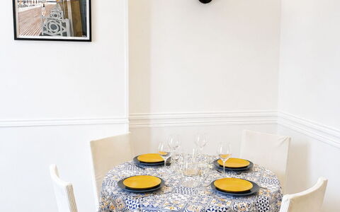 Deauville-Trouville 642: Mobilia, Interior Design, Tavolo, Sedia, Tessile, Pavimentazione, Cucina & Sala Da Pranzo Tavolo, Sala Da Pranzo, Illuminazione, Tovaglia