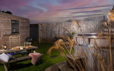Wheal Rose Hot Tub: Acqua, Cielo, Nube, Proprietà, Piscina, Costruzione, Pianta, Località Balneare, Albero, Mobili Da Esterno