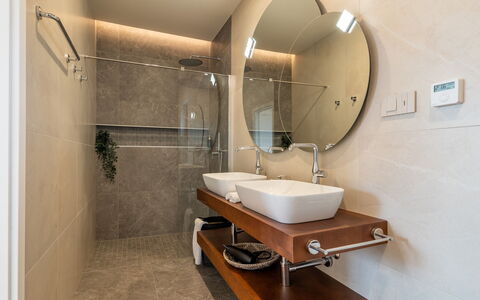 Christall: Lavandino Del Bagno, Idraulico Fixture, Interior Design, Specchio, Pavimentazione, Lavello, Bagno, Rubinetto, Pavimento, Idraulico